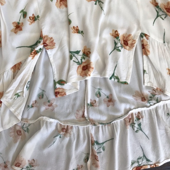 STUNNING FOREVER 21 FLORAL TOP🌻 - Picture 6 of 9